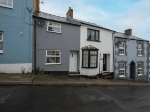 Newly Refurbished 2 Bed Hse Town Centre