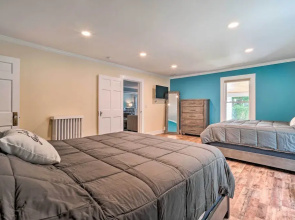 Downtown Retreat w/ Grill, Fire Pit & Wet Bar