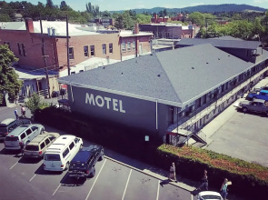 Monarch Motel