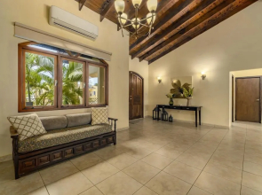 4BR Villa Short Walk to Beach in Amazing Location