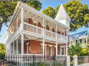 Grand Maloney Hotel
