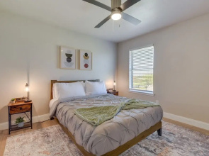 6 Mi to At&t Stadium: Grand Prairie Apt w/ Balcony
