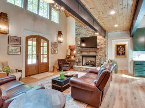 Luxurious Clarkesville Cabin w/ Decks & Fire Pit