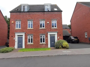 Modern 4 Bed House Sleeps 8 - Free Parking