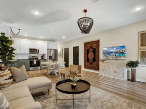 The Das Apfelhaus! A Luxurious and Eclectic Escape Near Main!