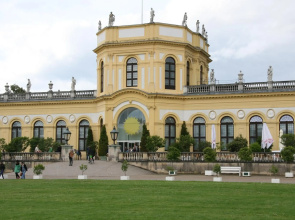 Lovely Central Located- Train, Restaurants & Spa