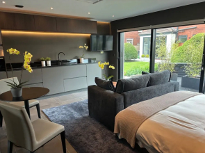 Cottage - Sleeps 2, Patio & Free On-road Parking