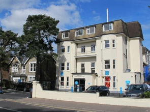 Modern two Bedroom Apartment Ideally Located