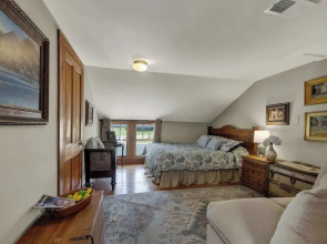 West Suite in Gillespie House -steps to Main Street!