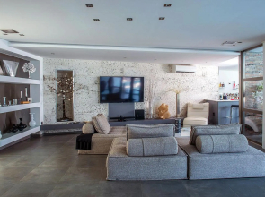 Amazing 4 bedroom villa very close to the beach