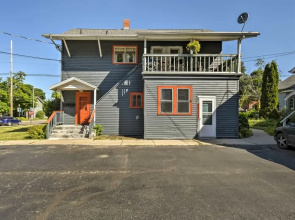 Walk to Dtwn Shops & Eats: Sturgeon Bay Retreat