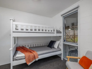 Waterfront Beach House - Paihia Holiday Home