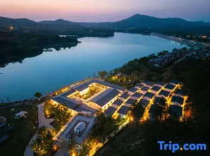 Floral Hotel·Yishan Riverside Homestay (Maoshan Oriental Salt Lake City Branch)