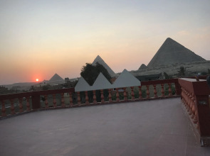 3 Pyramids View Inn