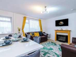 Large Modern 5-Bed House