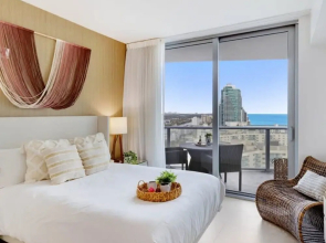 Insane Ocean View Balcony Beachfront Condo Pool