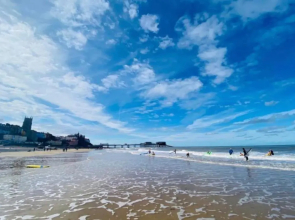 West Cottage. Central, Beautiful, 2 Mins To Beach.