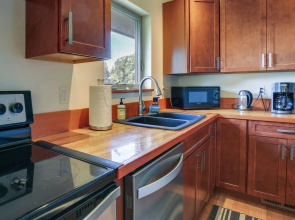 Modern White Salmon Apartment, Steps From Town