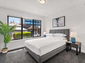 Cosy 1-bed Balcony Unit in Quiet Street by Shops