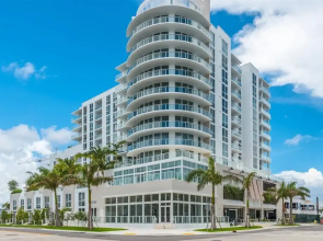 Top Fort Lauderdale Condo 7th Floor - Private and Sanitized, Hotel Amenities, Free Parking for Stays Over 27 Days, 400 ft From the Beach. Hosted by Super Host!
