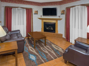 Super 8 by Wyndham Three Rivers