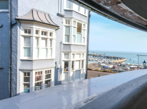 Elizabeth: Charming two bedroom apartment in centre of town