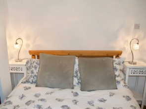 Bright And Modern Apartment With Pool And Rooftop Views