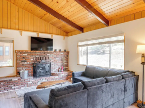 Mountain-view Haven w/ Deck in Pine Mountain Club