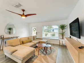 Nokomis Home w/ Screened Pool, 3 Mi to Beaches!