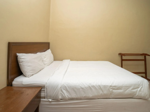 OYO 90576 Holiday Dive Inn