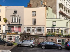 Bright & Quirky 3BD Home - Wellington Terrace!