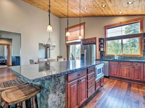 Truckee Escape w/ Hot Tub Near Ski Resorts