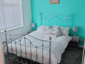 Charming 2-bed House in Fleetwood, England