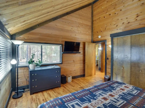 Inviting Sunriver Cabin w/ Resort Amenities!