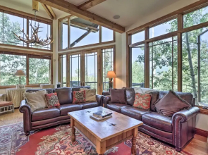 Upscale Ski-in/ski-out Escape w/ Deck + Grill