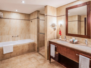 Отель Khalidiya Palace Rayhaan by Rotana 