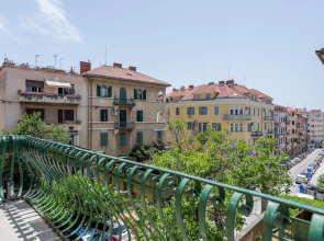 Large 100 m2 apt w Balcony in the Heart of Split