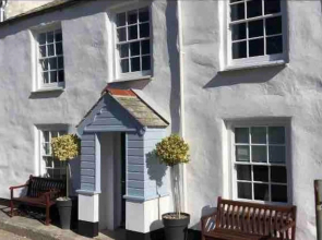 Gorgeous Coastal Cottage for 6 in Charlestown