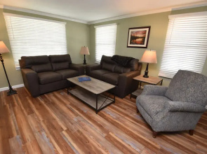 20 min Walk to ND 3 Bedroom 2 Bath Home 54475