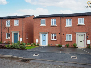 Spacious 3 Bed House with Parking & WiFi
