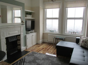 The Quiet & Cosy Fulham Reach Crib