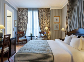 Le Dokhan’s Paris Arc de Triomphe, a Tribute Portfolio Hotel