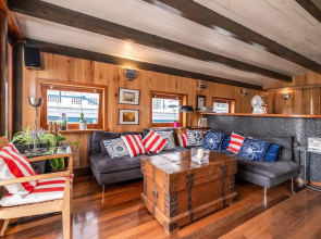 Luxury Canary Wharf House Boat