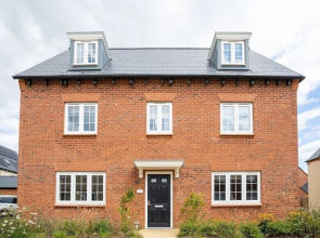 Lovely 5-bed House in Centre of Bicester Village