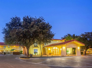Super 8 by Wyndham Eagle Pass