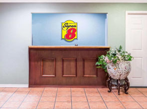 Super 8 by Wyndham Kinder LA