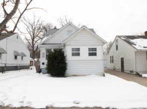 AutoManiac spot in the heart of Pontiac/3 beds 2 baths