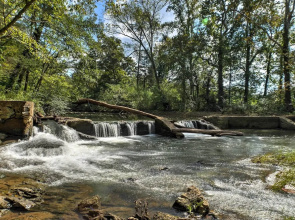 Creekfront Cabin Near Chattanooga w/ Hot Tub!