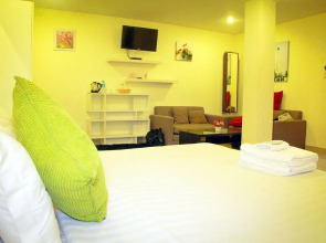 Royal Q&D Suites Hotel