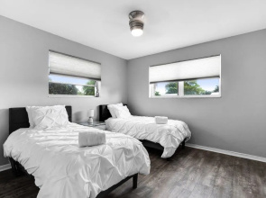 Hollywood Hills 3BD Home w Backyard